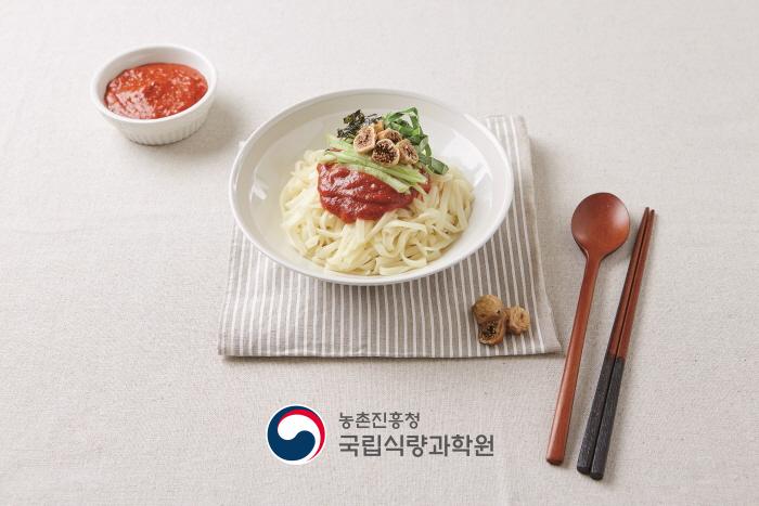 무화과비빔장의 비빔칼국수